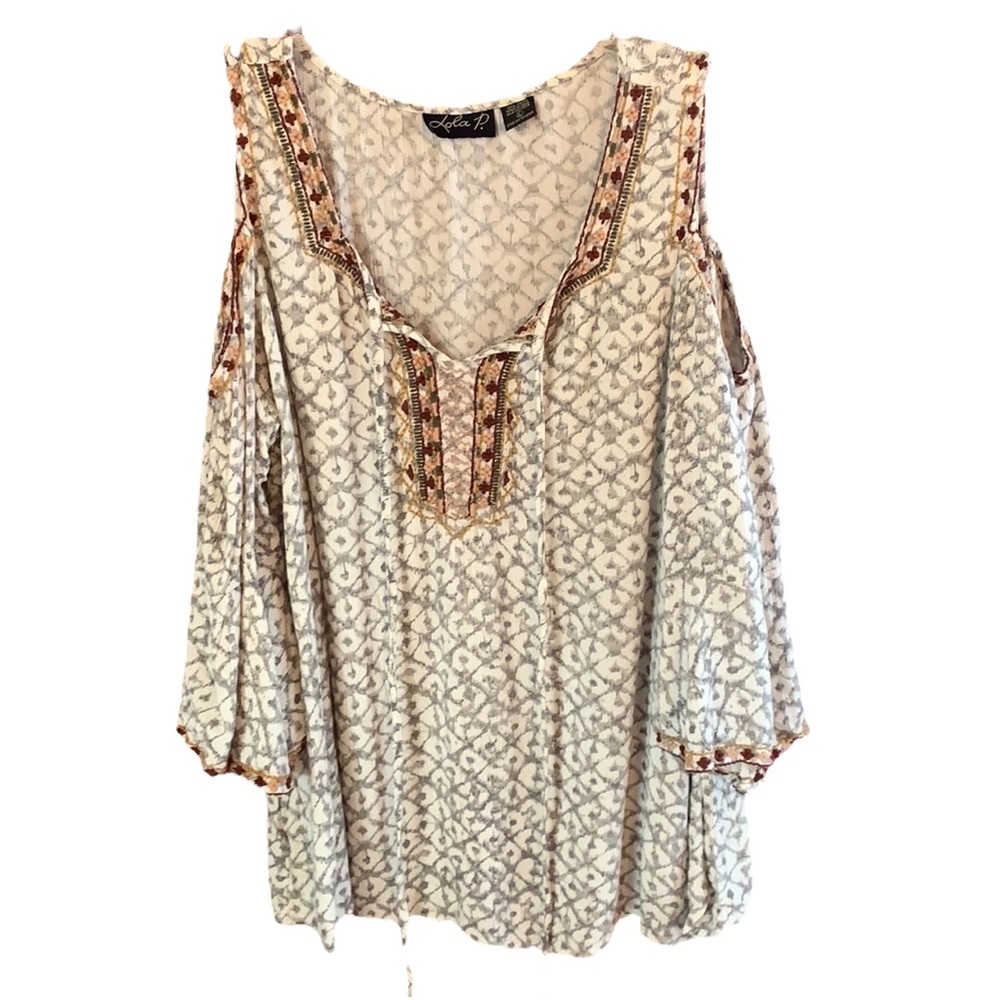 Lola R. Cold shoulder top